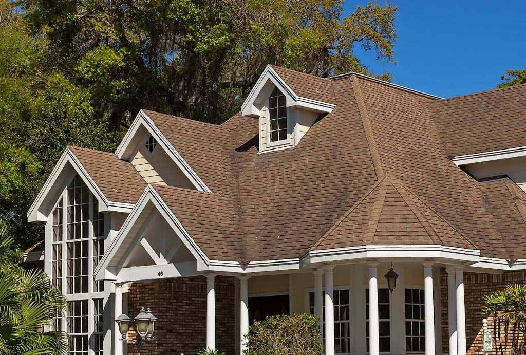 What are the characteristics of a hip roof